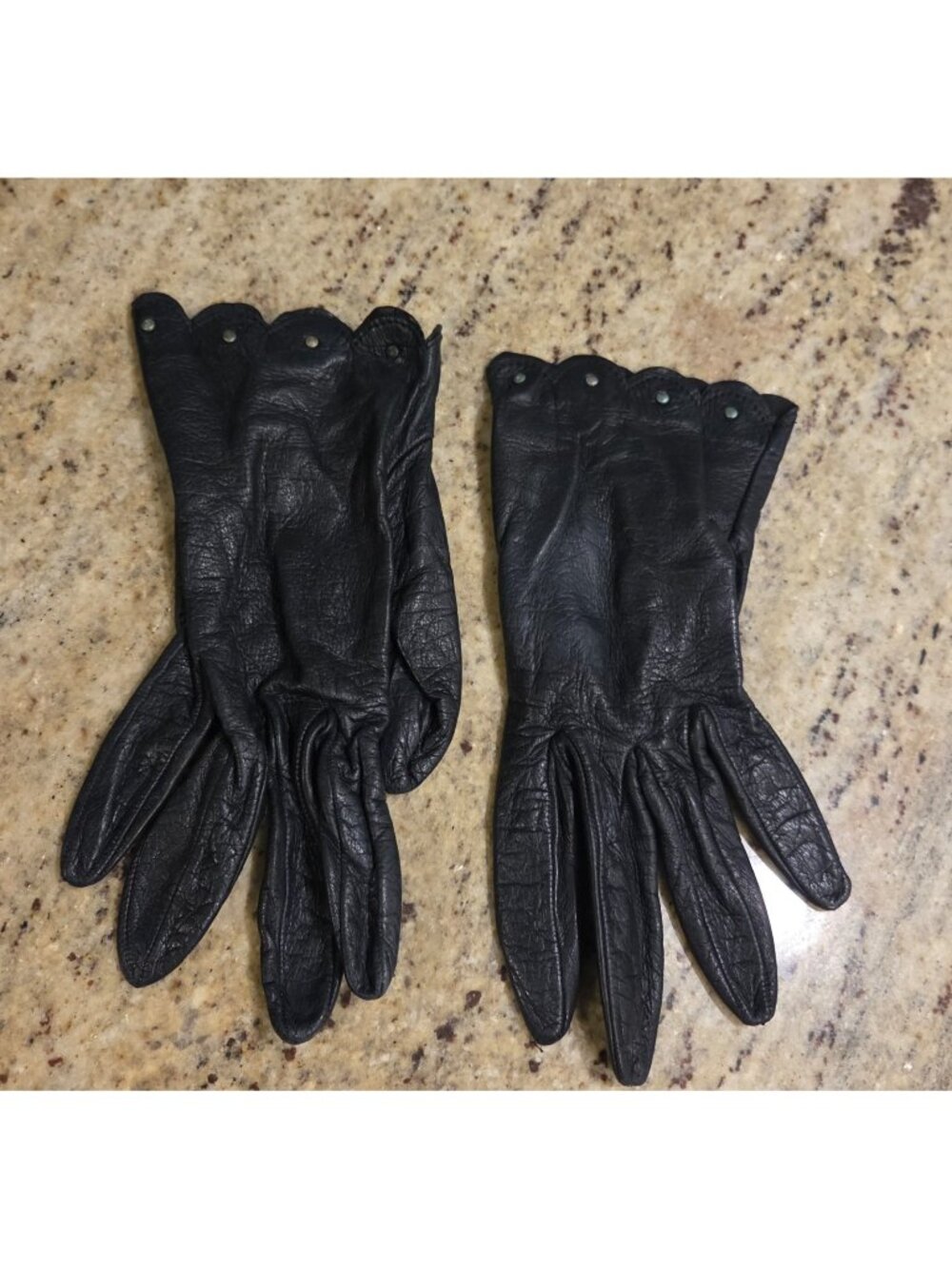 Vintage Womens Size M/L 7 Black Leather Silk Lined Scallop Edge Studded Gloves I